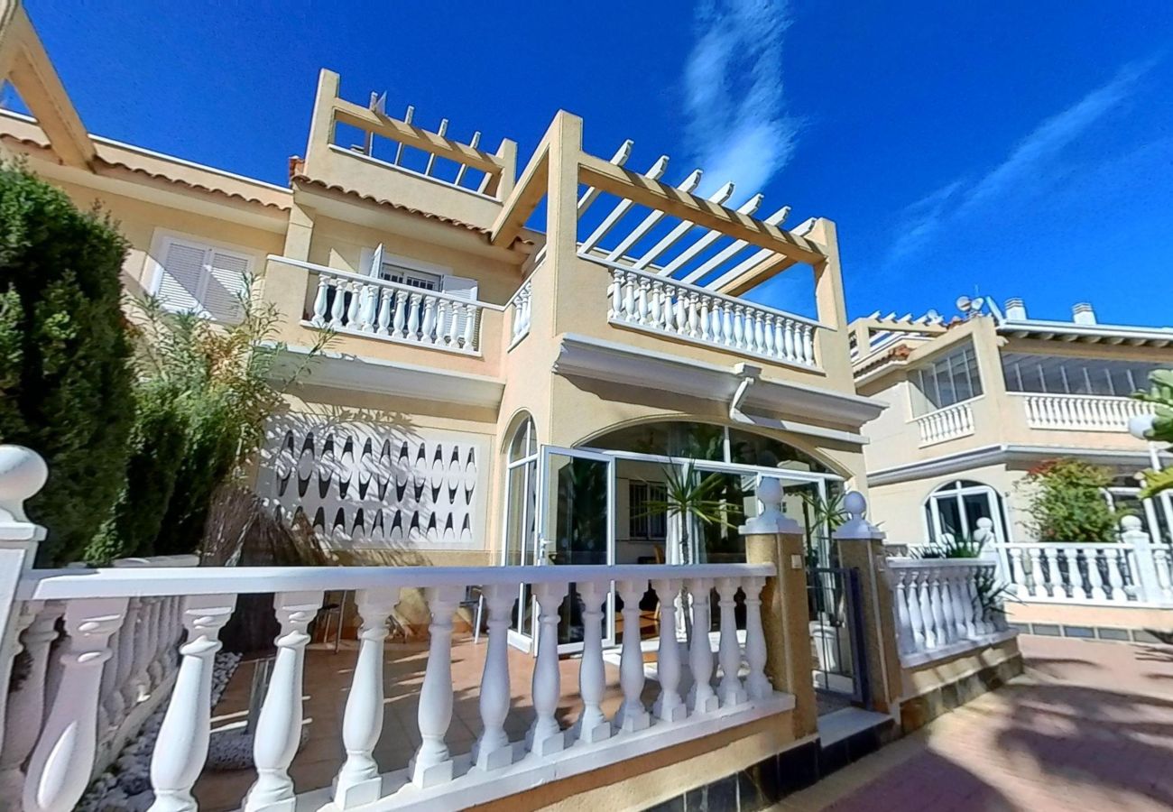 Bungalow en Orihuela Costa - Beautiful Zeniamar Corner with Communal Pool